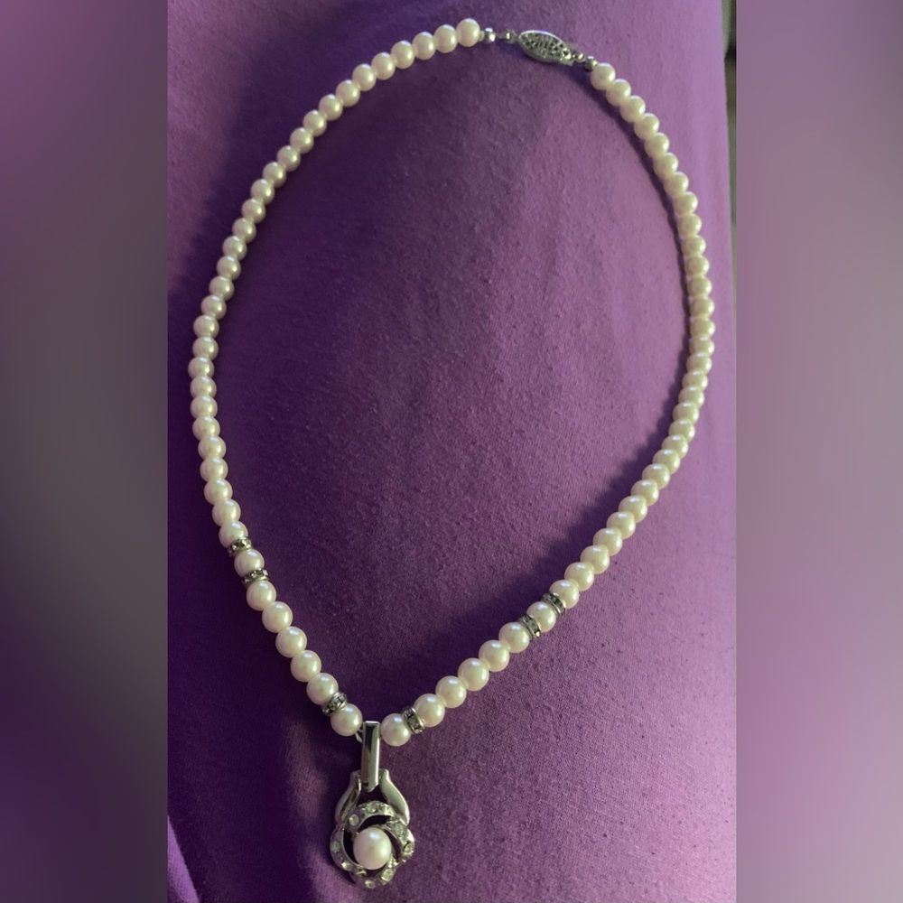 Elegant Pearl Necklace with Silver Accents